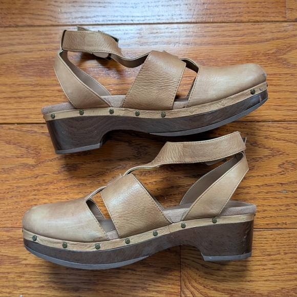 Vionic Faye T-strap Leather Clogs 7 - Picture 2 of 6